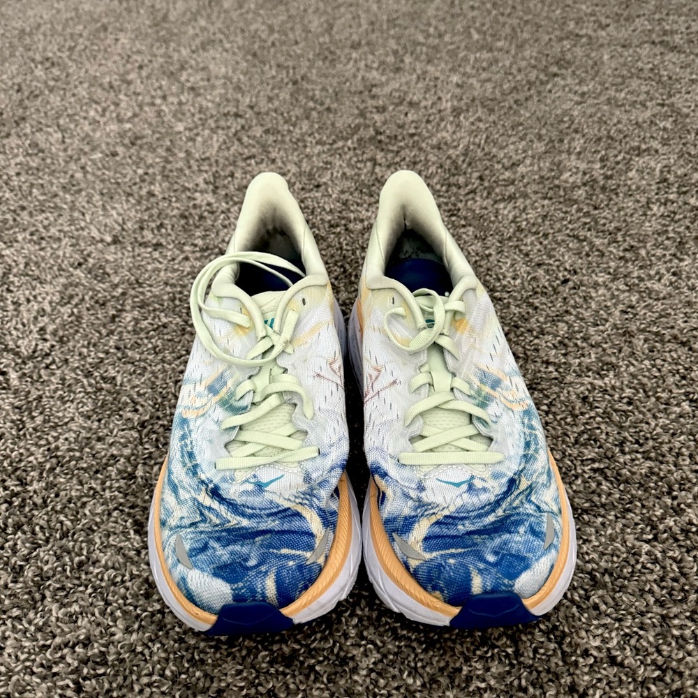 HOKA Clifton 8 basically new!!